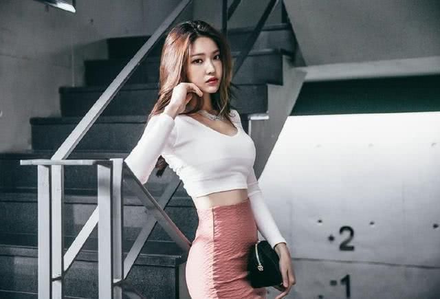 街拍:身材苗条的女神，超短裙不仅太短又太紧，还被挤出痕