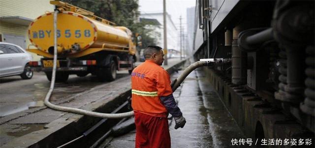 火车上的“排泄物”为何要排到铁轨上？不觉得脏吗？看完才懂