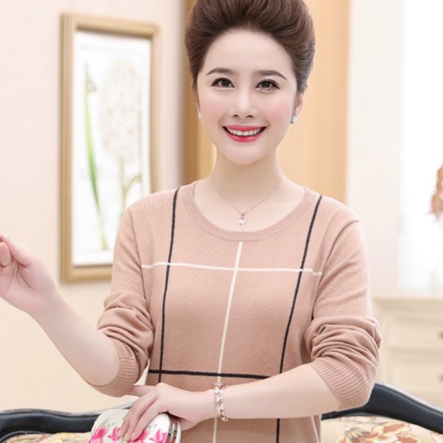 和妈妈走在街头，被当成是姐妹，只是因为她总这么打扮