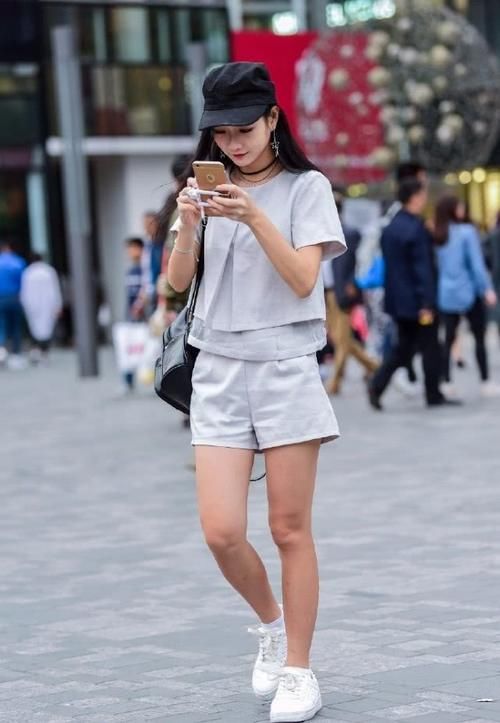  「气质」路人街拍：气质小姐姐一身运动风套装打扮，展现出满满的青春活力！