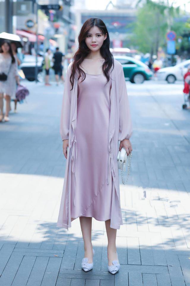 街拍：小姐姐一条修身牛仔裤，显得非常性感迷人！