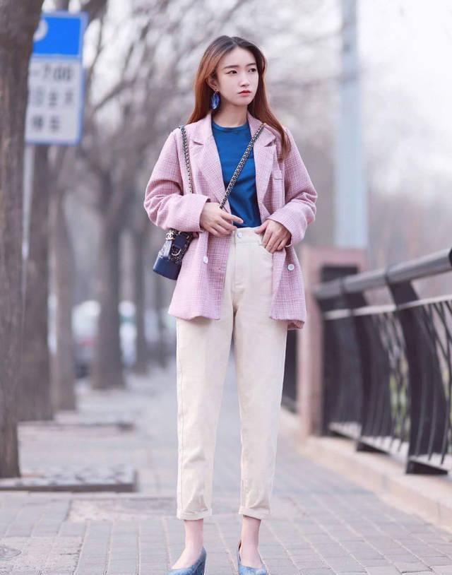  『气质』无美颜的路人街拍：小姐姐各个肤白貌美大长腿！穿搭好有明星气质
