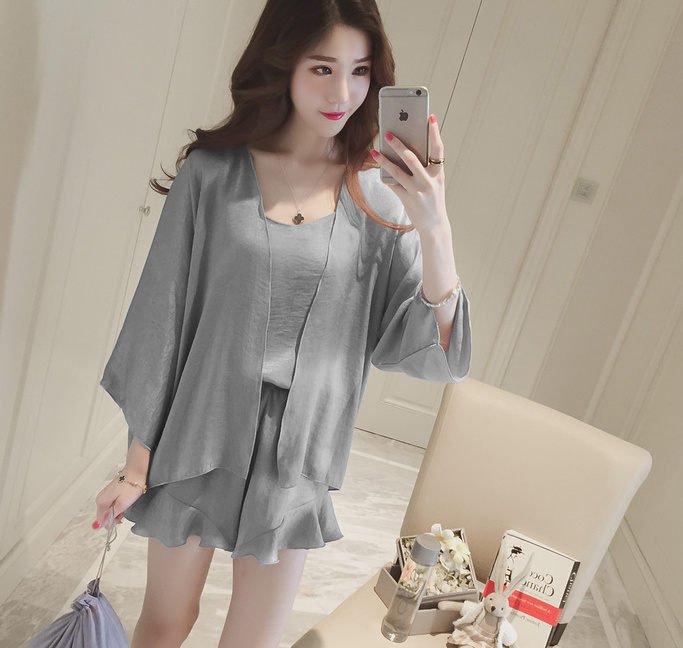 在家里想做美女，怎能少了一条风情万种的睡裙?贴身线条性感迷人