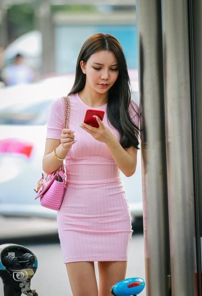 街拍：美女爱穿连衣裙，最惹火身材秀出来！