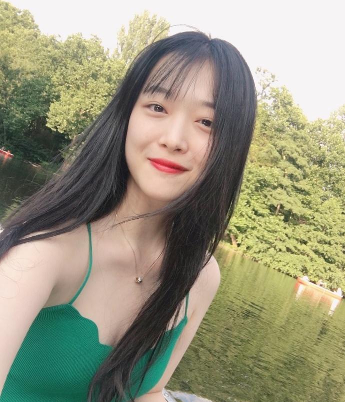 路人街拍，雪莉穿吊带连衣裙出游少女感爆棚 ????