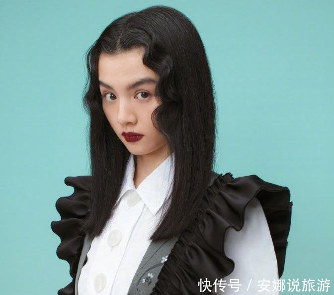 #美女#美女春夏气质太惊艳,复古波浪卷发配白色V领连衣裙,优雅有韵味