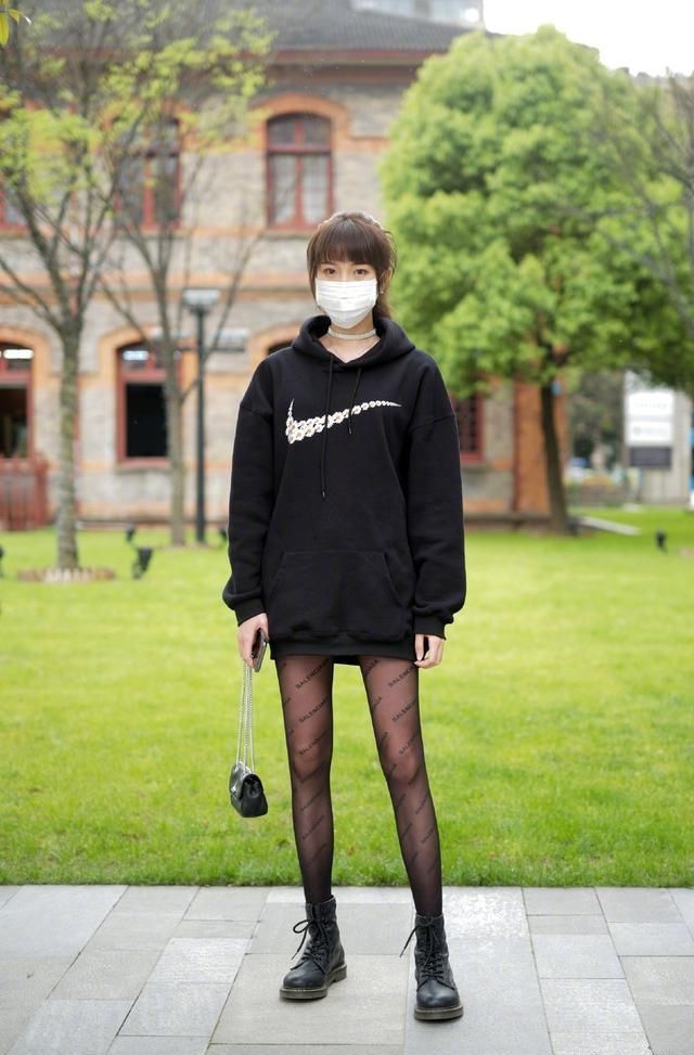 【春天】春天出门没裤子穿怎么办?别着急,巴黎世家印花黑丝拯救你