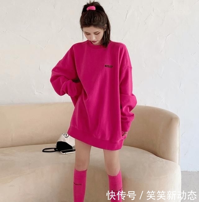  「印花图案」穿卫衣别再搭牛仔裤了，学学网红这种五五开穿法，个性又显腿长