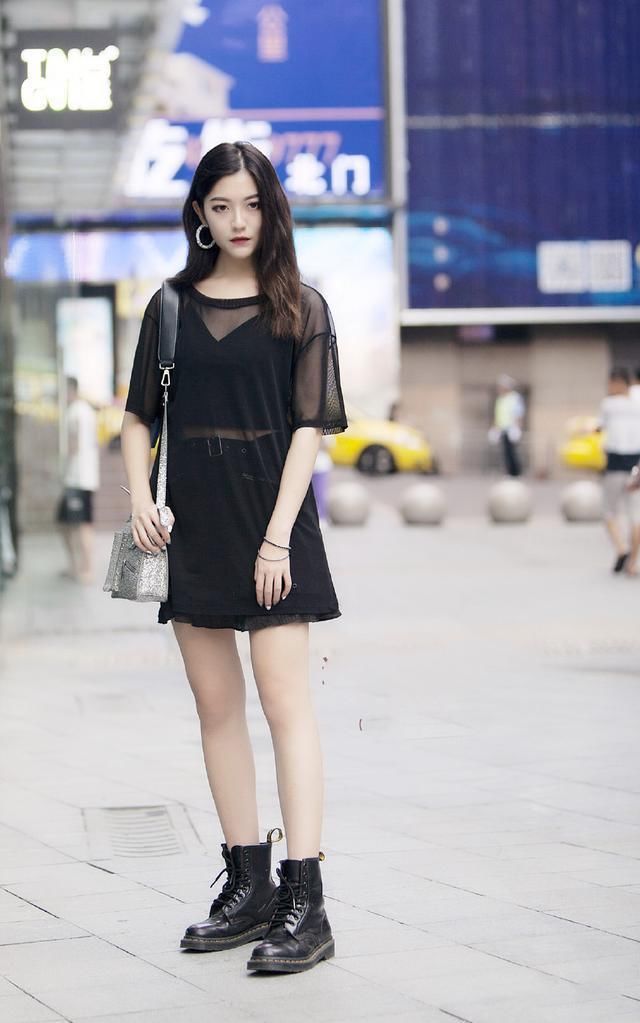 街拍:烈焰红唇加小蛮腰，时尚美女难得一见!