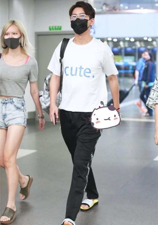 熊梓淇来了，每次穿的鞋子都挺特别，小伙子很有想法啊!