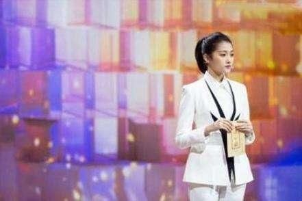 蒋勤勤关晓彤同台，看了照片终于知道微胖与苗条的差距!