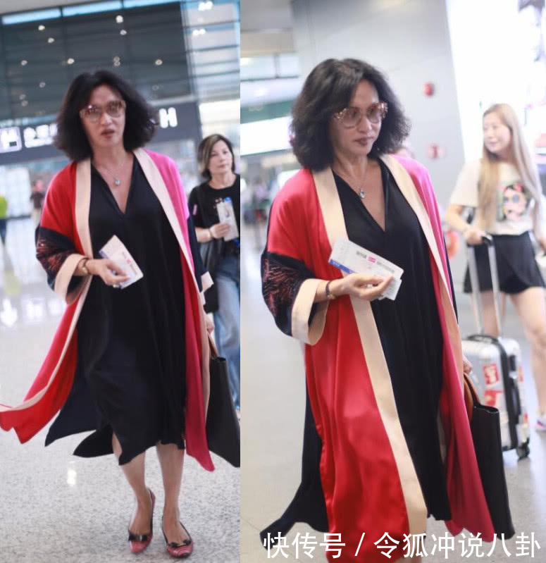 又见金星机场秀，脸部浮肿不见女人味，没有玻尿酸的脸也崩了！