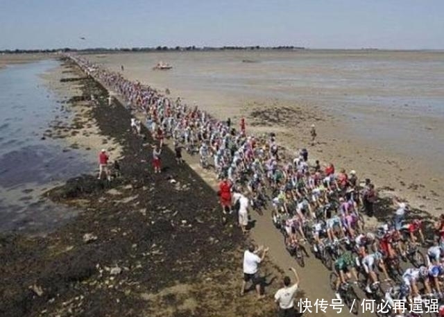 法国有条“海上公路”，汽车经常踏浪而行，一天只能通行两次