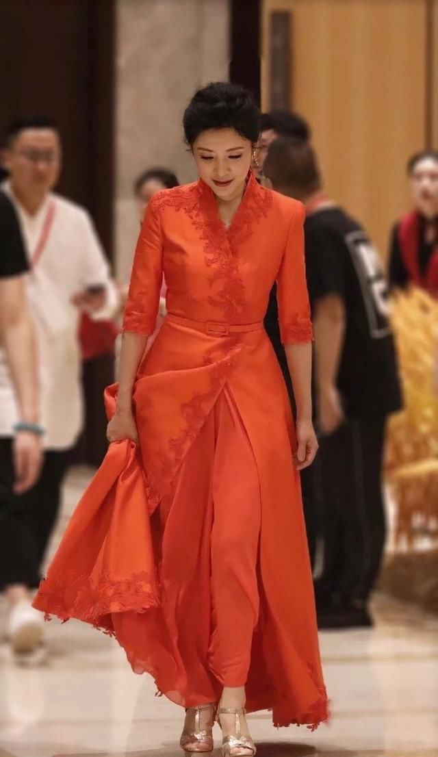 气质@48岁周涛好气质,高开叉长裙高级又优雅,扎丸子头“扮嫩”似少女