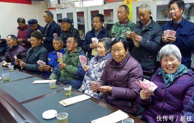 农村65岁以上老人有福了！国家给你们增发养老金，养老不用愁了！