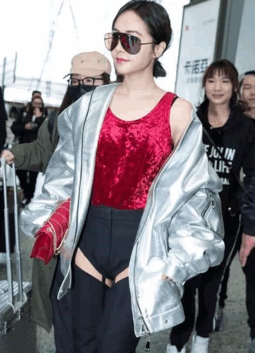 歌后蔡依林穿牛仔裤露“三角区”，女生都不敢看，网友:真大胆!