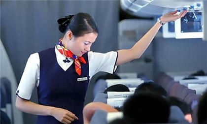 飞机上的空姐，为什么都穿裙子而不穿长裤？