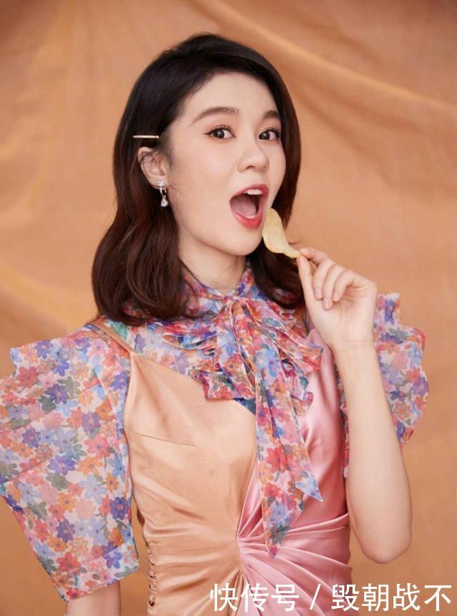 『成熟女性』路人街拍,靓女非常美,穿紧身黑色连衣裙,设计感十足