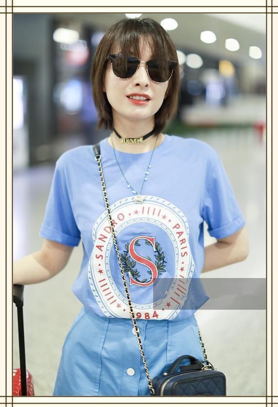 吴昕真会扮嫩！蓝T配蓝裙秒变高中生，网友：搞不懂潘玮柏咋想的