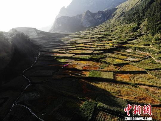 秋日航拍甘肃舟曲县城崇山峻岭环绕焕发新生机