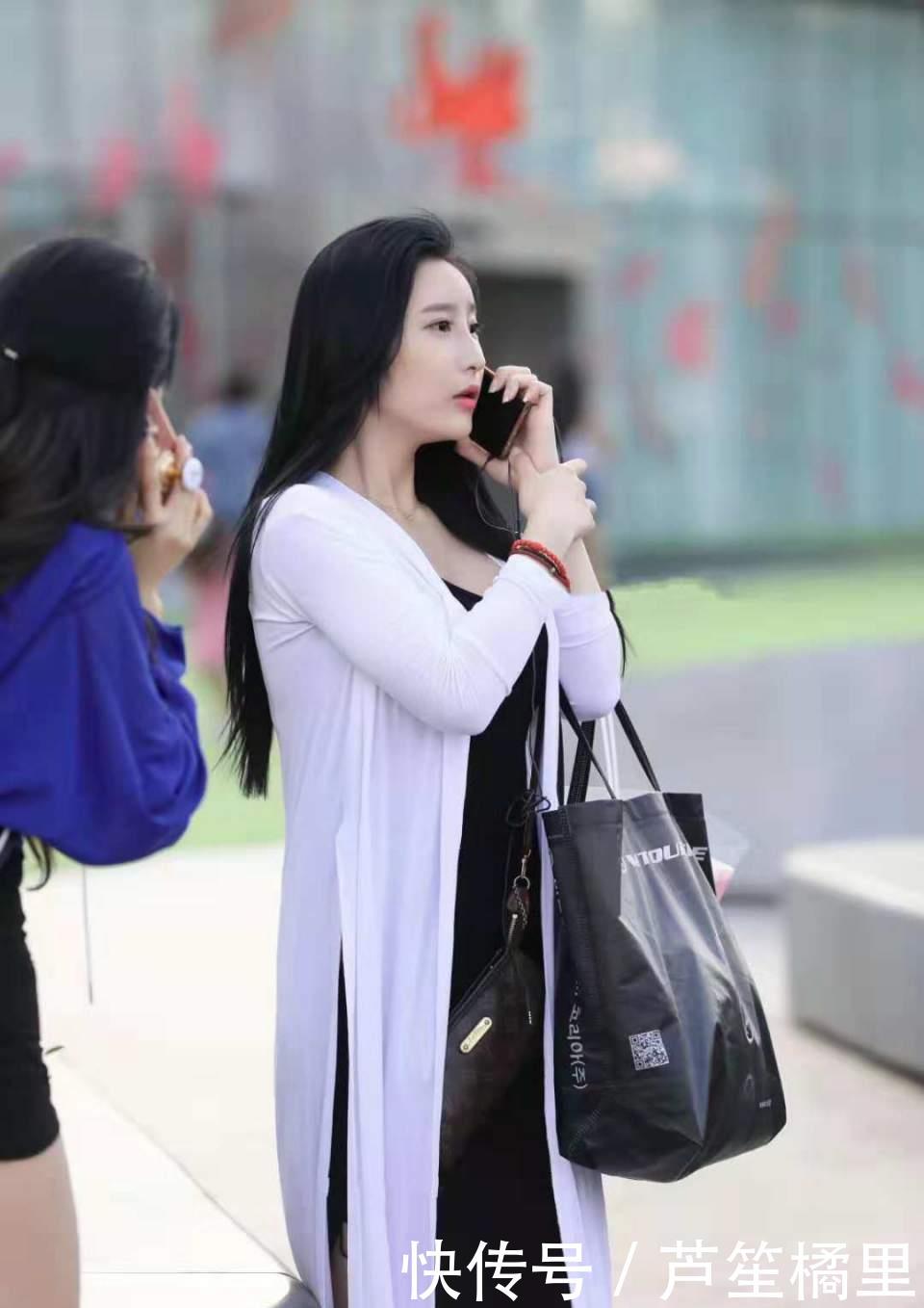 [ 瞬间]清新脱俗瞬间变得不一样！，街拍：小姐姐穿连衣裙出街