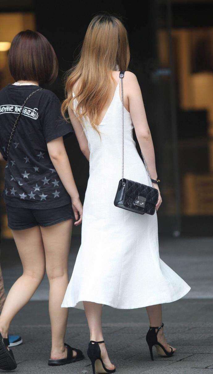 街拍: 丰满身材的小姐姐, 真怕带子突然撑开