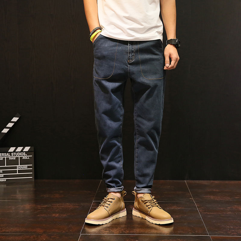 秋天就别穿短裤了，试试当季新款牛仔裤，不冷不热正适合