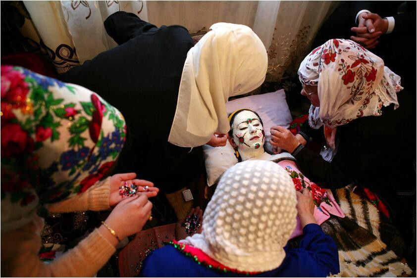 实拍:这里的女孩出嫁要化“僵尸”妆，画得越浓越漂亮