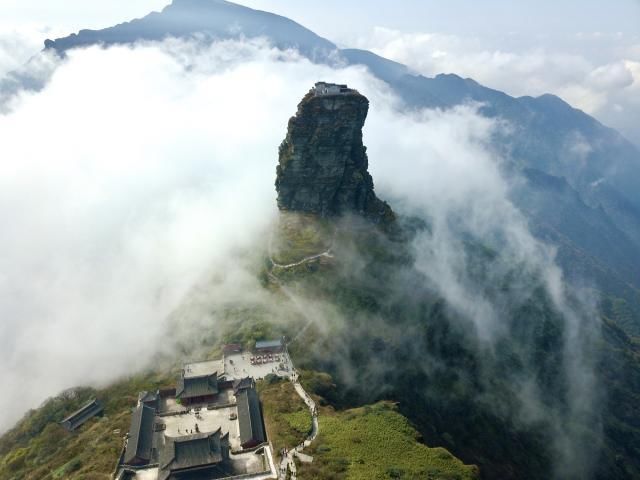 比蜀道难还要难的体验就在贵州梵净山 90度垂直登山 一般人不敢爬