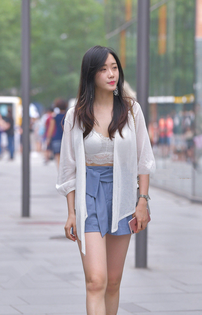 街拍:身材丰腴的小姐姐，哪一个的搭配更胜一筹?