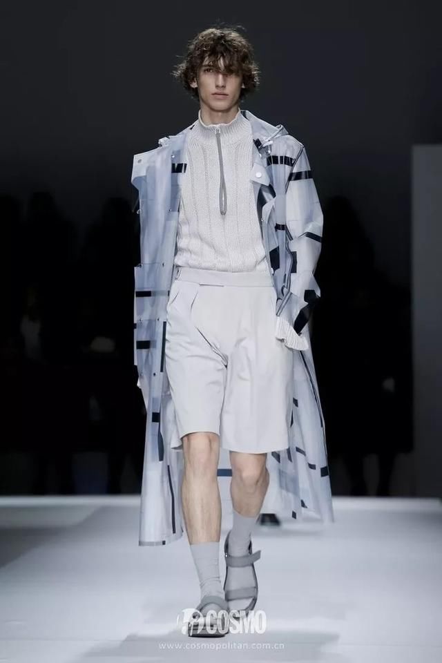 T型台｜艾玛罗伯茨这一身真好看，不过这是去看秀还是去上班？