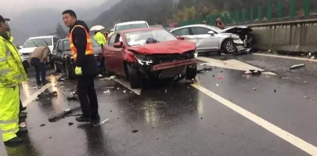 痛心！返程高峰遇雨雪！高速上百余车相撞，已致7死50余人受伤