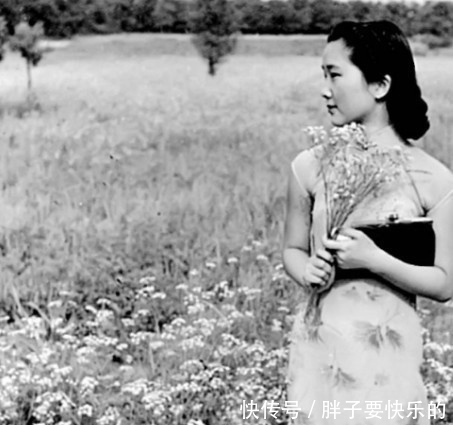  【民国时期】一组老照片：民国时期，刚穿好衣服女子走出屋子
