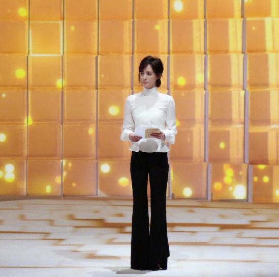 蒋勤勤身穿西服外套+连体裤，气质出众不显老，网友：她有43岁吗