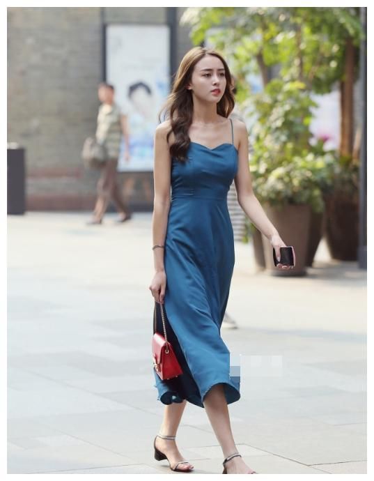 街拍：图1超短热裤，图2优雅长裙，都比不过图4的紧身打底裤！