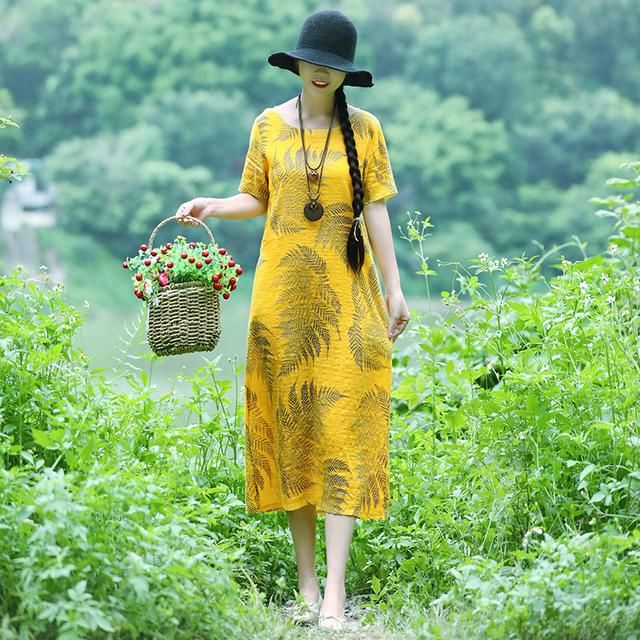 不敢相信！40岁老婆如今真会打扮，穿上这样的棉麻裙，太美嫩了