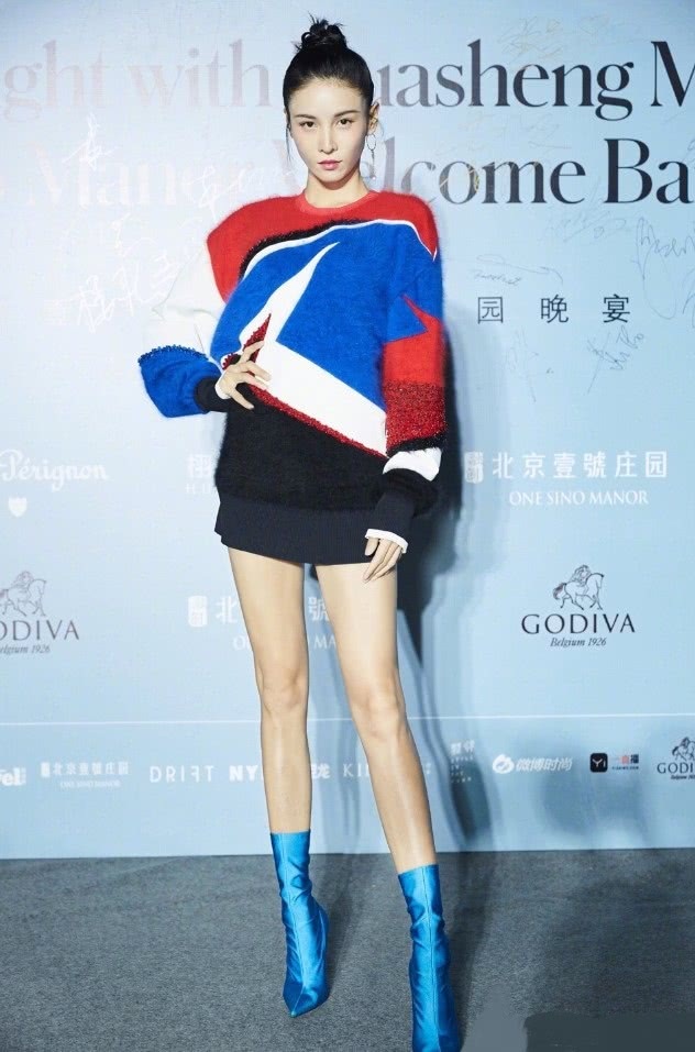 唐嫣的长腿算什么？当看到张蓝心这双腿，才知道什么叫“腿精”！