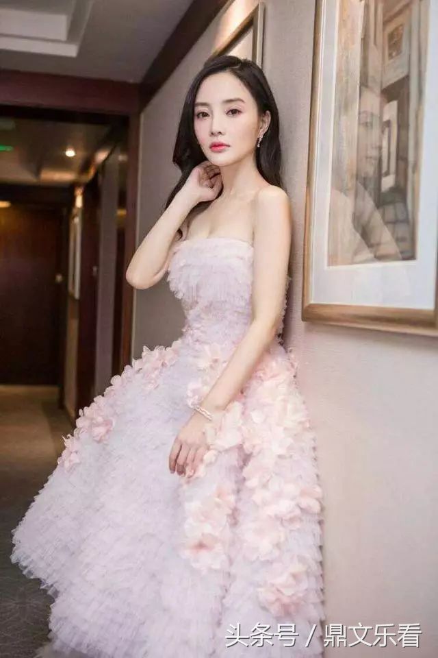 李小璐本来整的挺美挺性感的 还不满足结果整容过度导致脸部扭曲