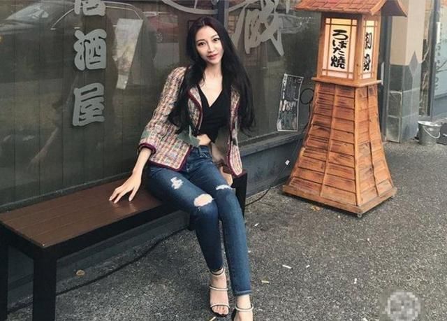 牛仔裤让女性的双腿显得修长高挑，看起来十分飘逸