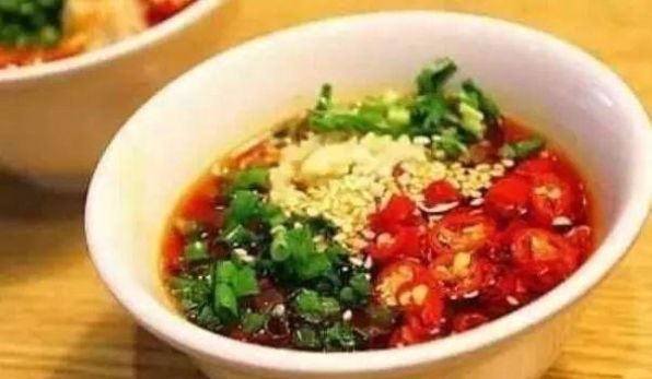  『服务员』吃火锅时，能调出这3种蘸料的人，服务员：不是同行就是吃货！