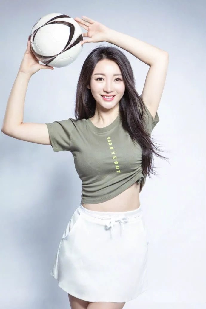 柳岩、徐冬冬足球宝贝大比拼，把T恤穿的好紧欲秀蛮腰，撞上也不