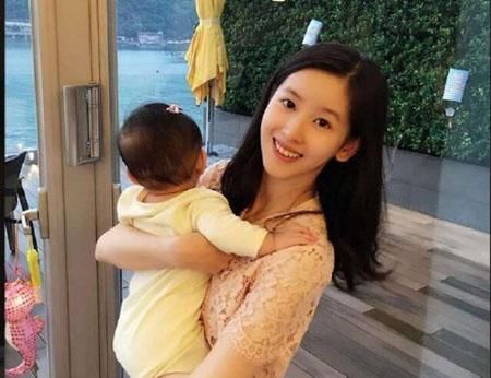 奶茶妹妹章泽天不惧路人镜头 !网友:原来素颜还可以这么美!