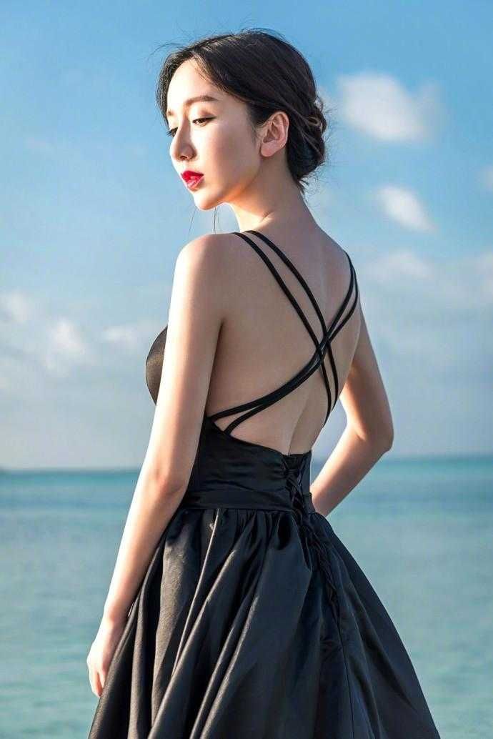 娄艺潇身穿晚礼服显高10cm,晒出美照,美背尤其好看!