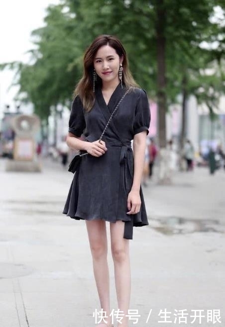  『气质』街拍美女：身材曼妙的的小姐姐，紧身牛仔裤穿搭，更有立体感！