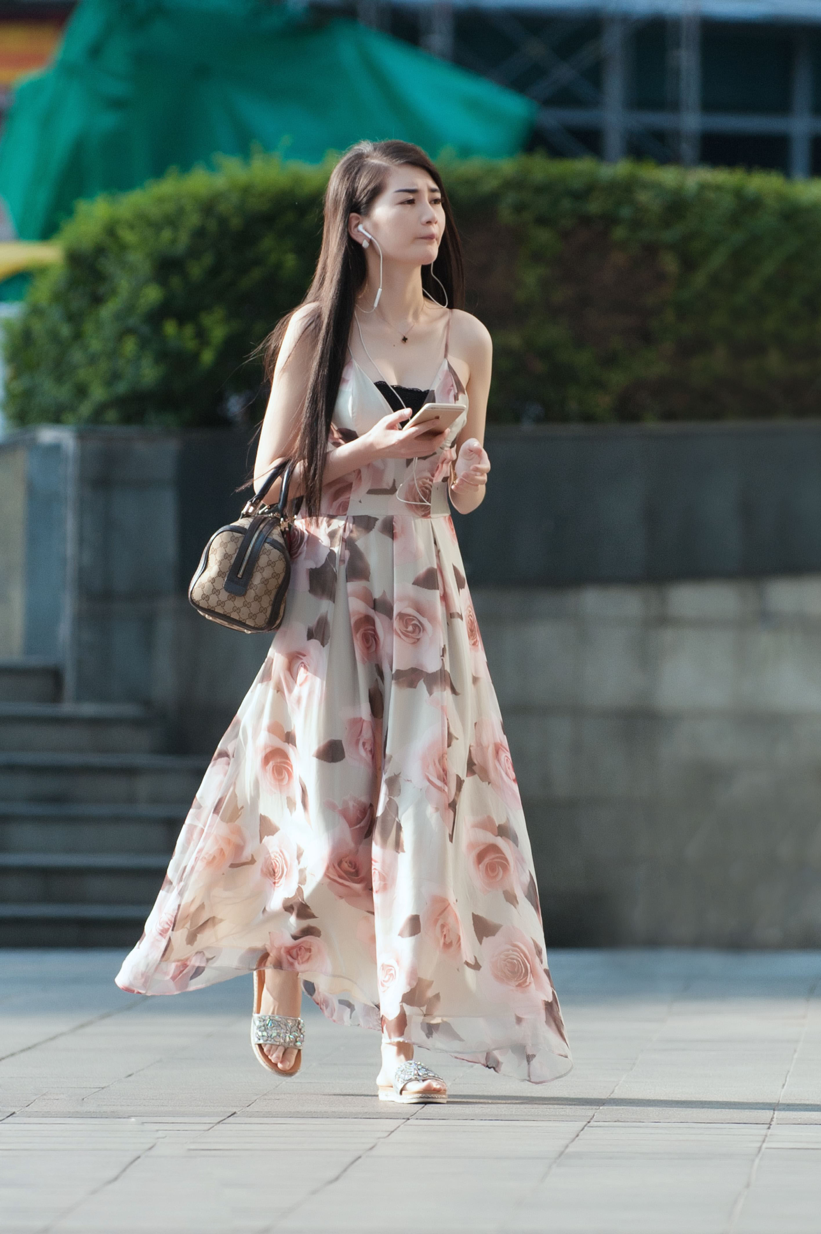 街拍:图2小姐姐穿白色吊带蕾丝裙,网友:肩部性感纹身很个性