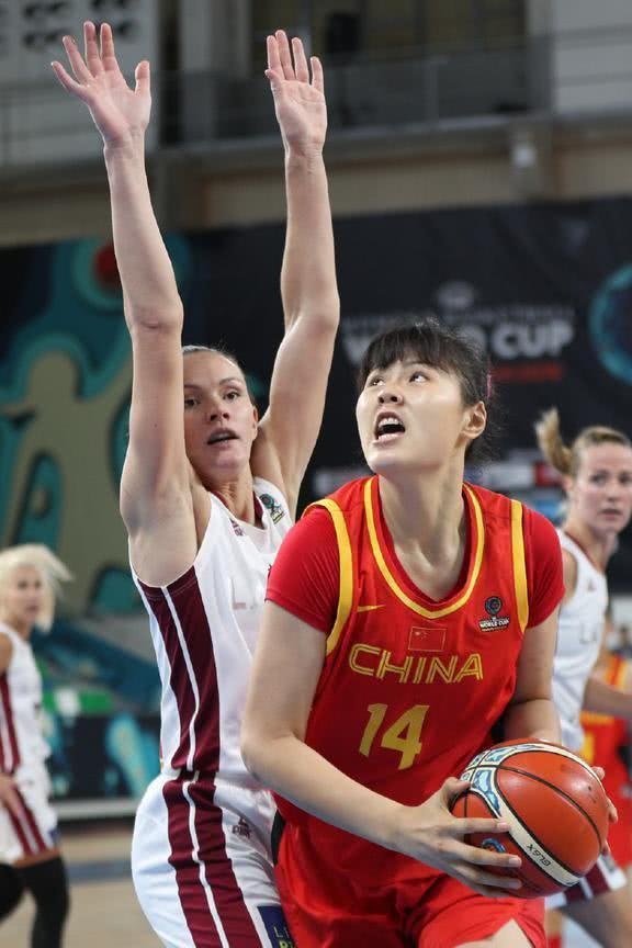 两战8分！女版“姚明”连续哑火，场上真空另有原因