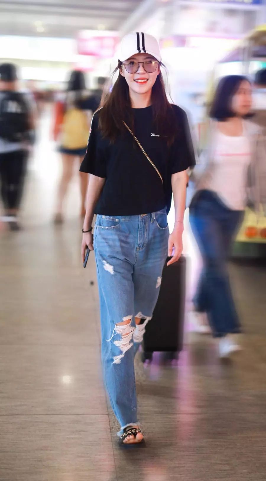 李金铭的玩后背消失却搭了件裹胸，网友:没超模的胆不如不穿!