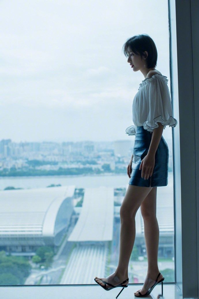 张俪蓝色皮裙衬托修长双腿，爱上你的小脚丫