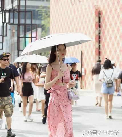 街拍：小姐姐粉嫩嫩的吊裙，腰部镂空设计清凉带点小性感！