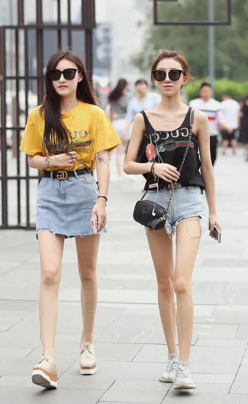 气质小姐姐紧身裤勾勒出平滑弧线,满满的一头毛线很有个性